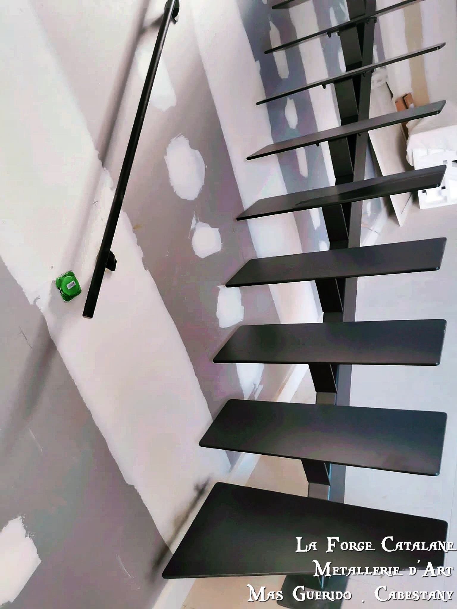 escalier droit limon central marches fer main courante tube rond forge catalane 1.jpg